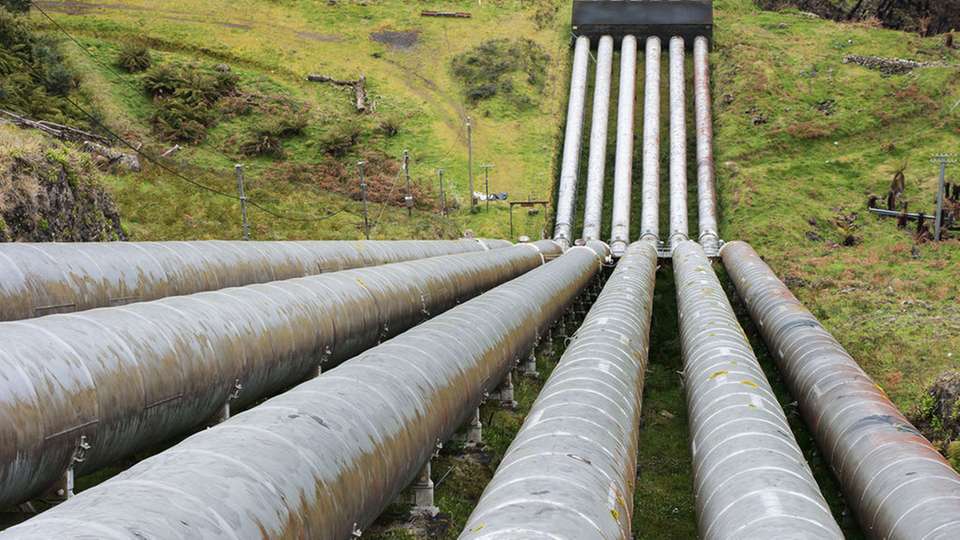 Speicherkraftwerk: Das Wasser wird durch die Rohre auf die nächst höhere Ebene gepumpt.