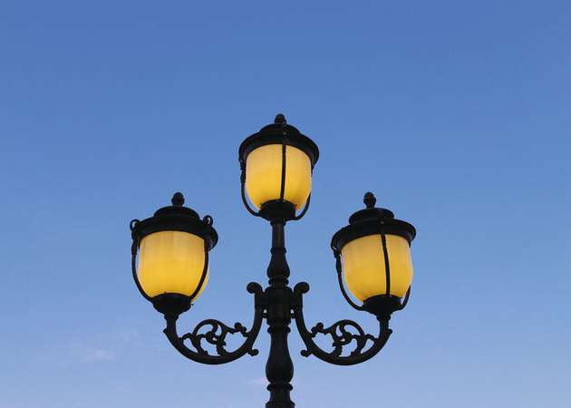 Straßenlaternen mit veralteten Leuchtmitteln verbrauchen zu viel Energie. Immer mehr Städte und Kommunen rüsten daher ihre Beleuchtungsbestände auf LEDs um.