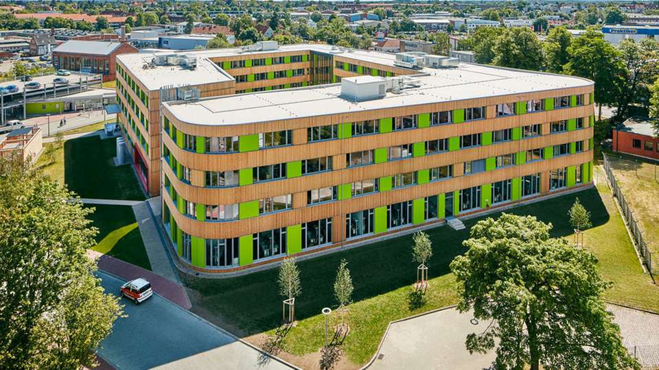Unternehmenszentrale der Stadtwerke Lübeck: Glas, Grün, Fichten- und Lärchenholz bestimmen die Fassadengestaltung, die das umweltfreundliche Image auch nach außen transportiert. 