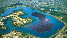 Photovoltaik auf dem Yamakura-Stausee: Im Bild ist ein Modell der sich im Bau befindlichen 13,7-MW-Solaranlage dargestellt.