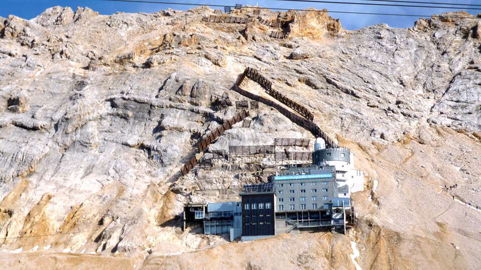 Alpiner Teststand auf der Zugspitze: An der Umweltforschungsstation Schneefernerhaus sind vor dem linken Gebäudetrakt die Test-Kollektoren aufgeständert.