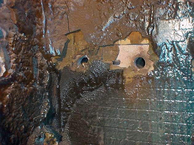 Versinterung im Feuerraum einer Holzfeuerung: Der Schaden entstand durch die Überschreitung der Ascheerweichungstemperatur.