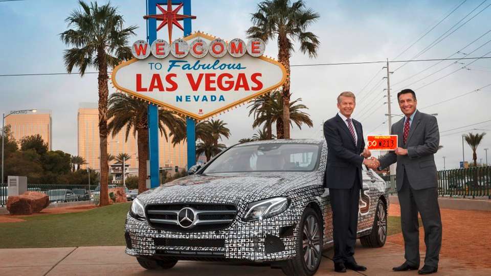 Brian Sandoval, Gouverneur von Nevada (rechts) und  Thomas Weber, Vorstandsmitglied bei Daimler: Mit der Mercedes-Benz E-Klasse geht es künftig autonom über die Highways im Bundesstaat Nevada.