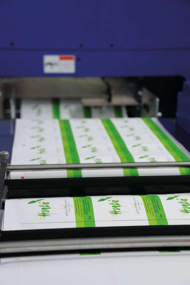 Bei Print Online werden die Etiketten bei Bedarf von nachgeschalteten Produktionsgruppen weiterverarbeitet. Möglich sind dabei eine Heißfolienprägung, Blindprägung oder auf Wunsch auch eine Lackierung und andere Veredelungen. 