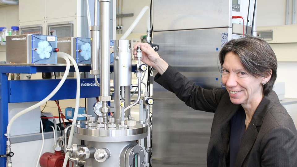 Ruth Freitag an einem Bioreaktor in einem Labor für Bioprozesstechnik der Universität Bayreuth.