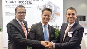 Die Geschäftsführenden Gesellschafter Gebhard und Lothar Kübler unterzeichnen die Kooperation mit ROBOSAN, Geschäftsfüher Caner Yüksel. 