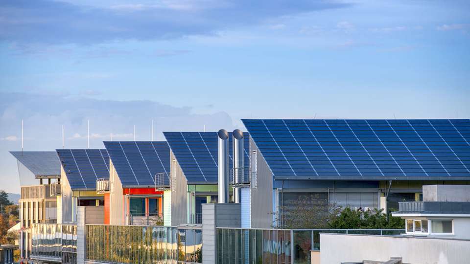 Penthäuser auf dem Sonnenschiff in der Solarsiedlung in Freiburg: Die Zeiten, in denen in Deutschland wie 2012 rund sieben Gigawatt Solarleistung installiert wurden, sind vorbei. 2015 lag die zugebaute Leistung bei 1,5 Gigawatt.