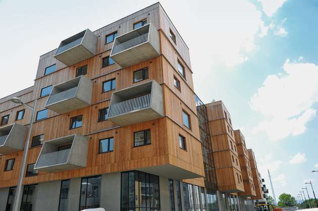 Vernetztes Wohnhaus mit Holzfassade: Im Inneren sorgt Solar-​thermie für wohlige Wärme.