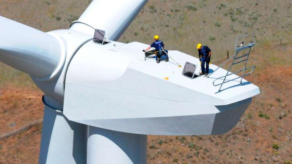 Techniker auf einer Gondel: Servicearbeiten auf einer Windenergieanlage.