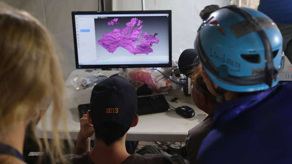  Während der Ausgrabungen sieht das Team zu, wie die 3D-Scans von der Software gerendert werden. Mit diesen Scans werden die Ausgrabungen dokumentiert.