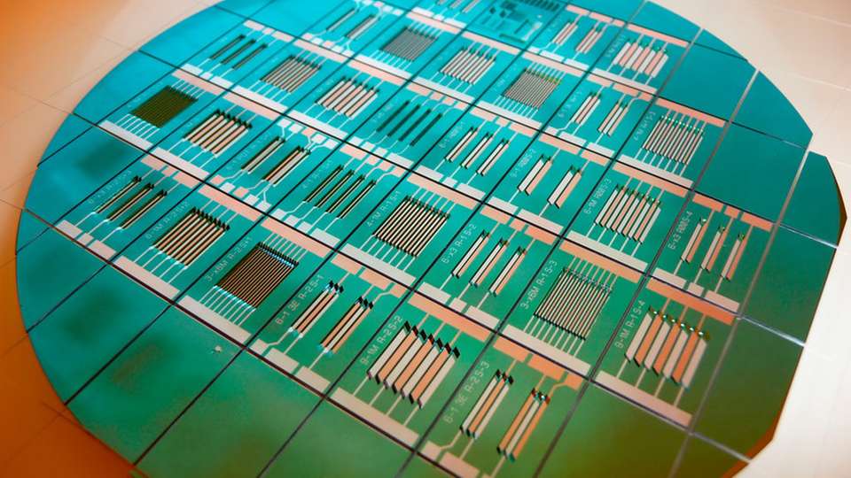 Die neue Prototypen-Linie für Mini-Batterien des Fraunhofer IZM erlaubt die Herstellung von Lithium-Mikrobatterien in verschiedenen Ausführungsformen mit Hilfe von Packagingprozessen der Mikroelektronik.