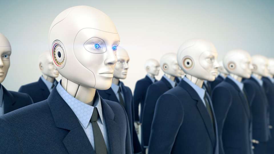 Könnten bald arbeitslos sein: Mercedes-Benz möchte Roboter durch menschliche Arbeitskräfte ersetzen.