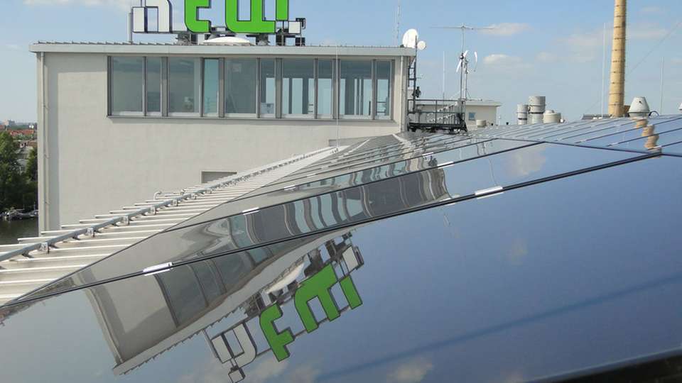 Solartechnik auf dem Gebäude der HTW Berlin: Batteriespeicher können einer Abregelung der Solarleistung vorbeugen.