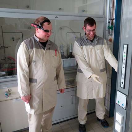 Im LUA-Labor QC bei Bayer in Bergkamen führt der Sicherheitsbeauftragte Max Matthies einen AR-gestützten HSE-Rundgang durch und wird dabei vom Bayer-Mitarbeiter Markus Suntken begleitet.