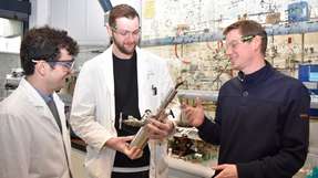 Javier Mateos (von links), Tim Schulte und Tobias Ritter haben eine sichere Synthesemethode für chemische Reaktionen entwickelt.