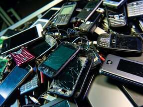  Allein mehr als 300 Millionen ausgedienter Handys, Tablets und Laptops schlummern laut Bitkom ungenutzt in privaten Schubladen und Schränken und werden nicht entsorgt.