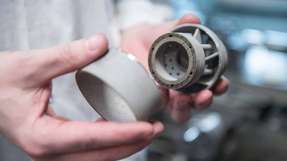 Siemens nutzt Additive Manufacturing zur Fertigung unterschiedlicher Gasturbinenkomponenten und Ersatzteilen. So fertigt Materials Solutions beispielsweise Brennerköpfe für Siemens Gasturbinen in Serie. Die Brennerköpfe werden im kommerziellen Kraftwerksbetrieb unter extremen Bedingungen eingesetzt.
