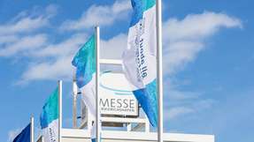 Die all-about-automation-Fahnen wehen pandemiebedingt in diesem Jahr nicht auf dem Gelände der Messe Friedrichshafen