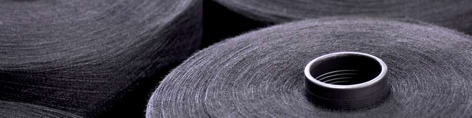 Einige Fasersorten sind sehr anspruchsvoll, weil das Material anfällig für Filamentbrüche ist – der Fadenführung muss daher besondere Aufmerksamkeit geschenkt werden.
