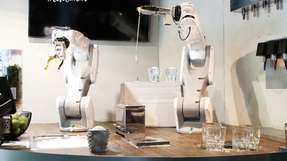 Die Roboter-Bar in München mixt frische Cocktails und entlastet die Mitarbeiter.