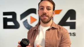 Bota-Systems-CTO Ilias Patsiaouras mit dem neuen SensOne T5: „Die herausragende Sensibilität dieses neuen Kraft-Momenten-Sensors eröffnet innovative Einsatzmöglichkeiten für kollaborative Roboter mit kleinen Nutzlasten, die in hochsensiblen Anwendungen eingesetzt werden.“