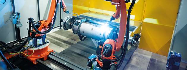 Auf der Linearschiene schweißen die zwei Schweißroboter KR Cybertech nano ARC von Kuka die Nähte der Ofen-Komponenten ab – präzise und effizient.