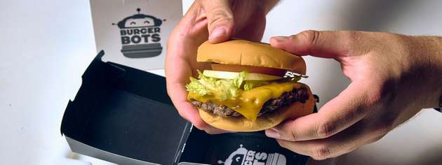 Bei BurgerBots in Los Gatos, Kalifornien, werden Burger mit Hilfe von ABB-Roboten in nur 27 Sekunden fertiggestellt. Die Roboter sorgen für Konsistenz und Schnelligkeit, während sich das Personal verstärkt auf den Kundenservice konzentrieren kann.