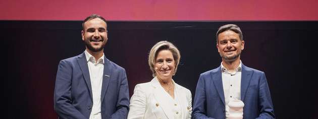 Vergabe des KI-Preises in der Stuttgarter Porsche-Arena: Dr. Nicole Hoffmeister-Kraut übergab den Preis „KI-Champions BW 2025“ an Schunk-CTO Timo Gessmann (rechts) und Henry Kistenmacher, Product Sales Automation Cells.