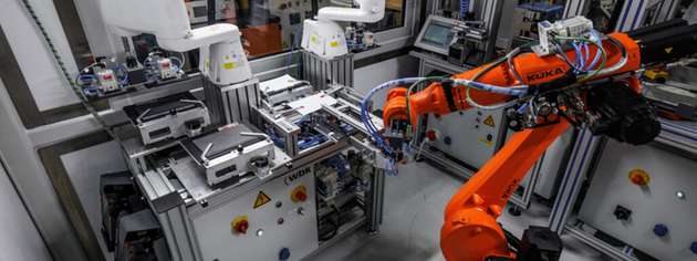 Zwei KR SCARA sowie ein KR Cybertech nano von Kuka haben den Praxistest beim Zellstacking erfolgreich bestanden.