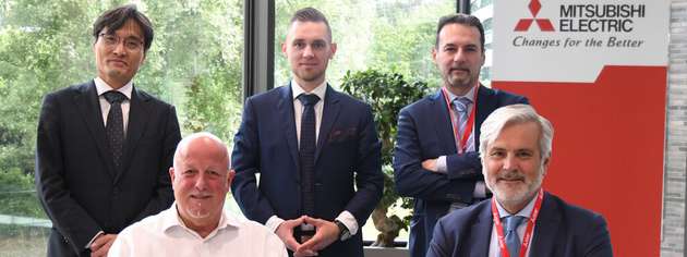 Mitsubishi Electric und Tramec verkünden strategische Partnerschaft für industrielle Antriebslösungen. V.l.n.r.: Masaki Kawazoe, Hartmut Puetz, Wojciech Bracha (alle Mitsubishi Electric), Gianfranco Lanzo, Michele Gavino (alle Tramec).