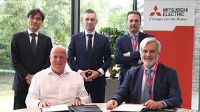 Mitsubishi Electric und Tramec verkünden strategische Partnerschaft für industrielle Antriebslösungen. V.l.n.r.: Masaki Kawazoe, Hartmut Puetz, Wojciech Bracha (alle Mitsubishi Electric), Gianfranco Lanzo, Michele Gavino (alle Tramec).