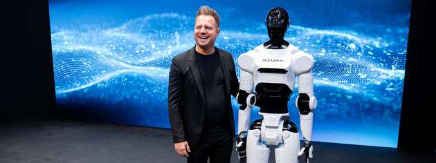 4NE1 kommt ohne Schutzkäfig aus und verfügt über eine kognitive Intelligenz, die es ihm ermöglicht, seine Umgebung eigenständig wahrzunehmen, Entscheidungen zu treffen und aus Erfahrungen zu lernen. 