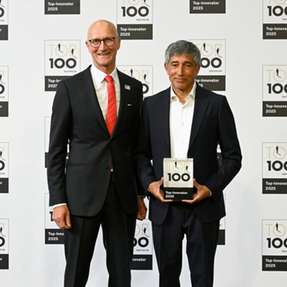 Ulrich Engenhardt, Chief Business Units Officer bei Rittal, nimmt den Preis als Top100 Innovator von Laudator Ranga Yogeshwar entgegen.