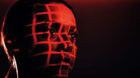 Hinter dem Begriff IIoT verbirgt sich ein komplexes Zusammenspiel verschiedener Technologien, die eine Brücke zwischen der realen Maschinenwelt (OT) und der digitalen IT-Welt schlagen. 