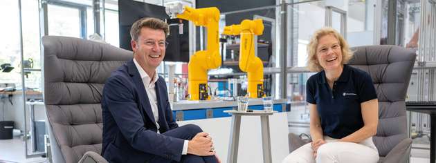 Links: Hubertus Breier, Vorstand Technologie und Innovation bei Lapp. Rechts: Prof. Dr. Katharina Hölzle, Institutsleiterin IAT der Universität Stuttgart, geschäftsführende Institutsleiterin Fraunhofer IAO und Technologiebeauftragte der Ministerin für Wirtschaft, Arbeit und Tourismus Baden-Württemberg.