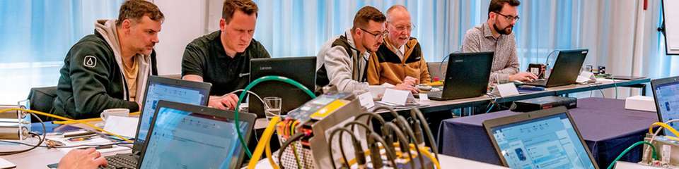 Für Produktionsverantwortliche, Instandhaltung, OT/IT-Teams sowie Engineering und Energiemanagement bietet der Treff damit genau das, was im Alltag oft fehlt: die Gelegenheit, Technologien unter Realbedingungen zu prüfen, Entscheidungen fundiert vorzubereiten und Roadmaps zu schärfen.