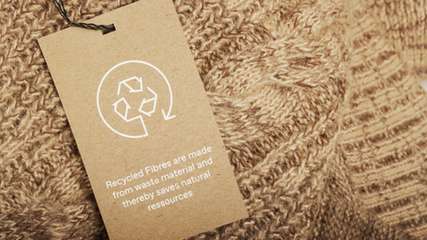 Bei der Wiederverwertung von zum Beispiel nicht nutzbarer Kleidung aus der Altkleidersammlung ist nicht bekannt, wie sich das Recyclingmaterial im Herstellungsprozess verhält – bislang ein Grund, den Einsatz zu vermeiden.