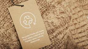 Bei der Wiederverwertung von zum Beispiel nicht nutzbarer Kleidung aus der Altkleidersammlung ist nicht bekannt, wie sich das Recyclingmaterial im Herstellungsprozess verhält – bislang ein Grund, den Einsatz zu vermeiden.