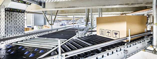 Der rund 250 m lange zentrale Ringförderer von Arvato SE wurde mit PC-based Control, One Cable Automation und rund 200 EP-Box-Modulen für Rollenantriebe umfassend modernisiert.
