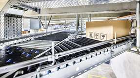 Der rund 250 m lange zentrale Ringförderer von Arvato SE wurde mit PC-based Control, One Cable Automation und rund 200 EP-Box-Modulen für Rollenantriebe umfassend modernisiert.