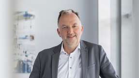 Christoph Ranze ist Gründer und Gesellschafter der Encoway. Nach seinem Informatikstudium in Trier und Bremen begann er 1993 seine Karriere bei IBM Deutschland. Von dort wechselte er zunächst als wissenschaftlicher Mitarbeiter mit dem Schwerpunktthema „Künstliche Intelligenz“ an die Uni Bremen und baute dort später das Technologie-Zentrum Informatik (TZI) mit auf. Im Jahr 2000 gründete er mit Unterstützung der Lenze-Gruppe aus dem TZI heraus encoway. Als Geschäftsführer verantwortet er die Wachstumsstrategie des auf CPQ-Lösungen spezialisierten Unternehmens. Daneben ist Herr Ranze heute für den Ausbau des digitalen Geschäfts in der Lenze-Gruppe verantwortlich. Zu der von ihm geführten Geschäftseinheit gehört auch das Innovationslabor der Lenze-Gruppe Dock.One. 