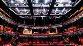 Die flexible Bühnentechnologie von Flyhouse kann die Hauptbühne des PAC NYC verwandeln, Bühnenelemente bewegen und Darsteller sicher durch die Luft fliegen lassen.