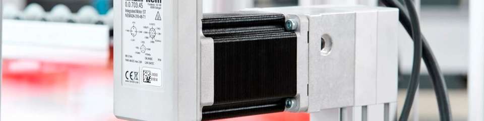 Der Schrittmotor liefert bereits bei niedrigen Drehzahlen ein hohes Drehmoment von 3 Nm bei einer Nennleistung von 100 W und benötigt daher kein zusätzliches Getriebe.