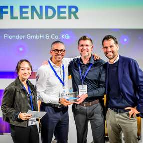 Die Sieger von Flender nehmen ihren FREDDIE – Der Industrial AI Award entgegen.