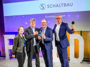 Die Sieger von Schaltbau nehmen ihren FREDDIE – Der Industrial AI Award entgegen.
