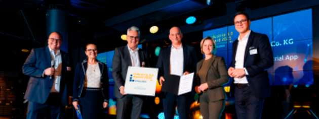 Dr. Oliver Niese, Leiter Digital Business bei Festo (3. von rechts), nimmt den „Allianz Industrie 4.0 Award“ entgegen.