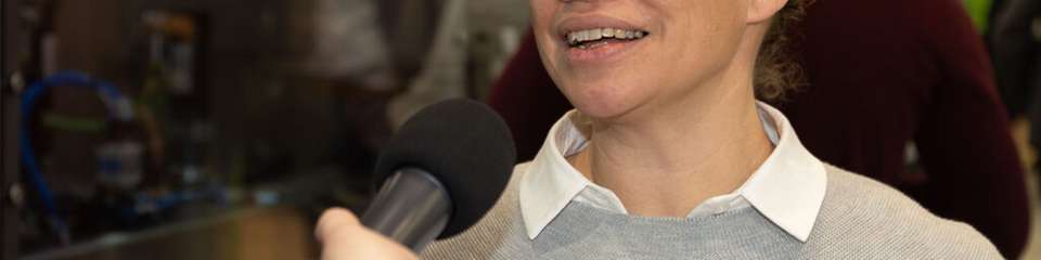 Jessica Bethune, Vice President Industrial & Process Automation DACH bei Schneider, im Interview auf der Roten Couch.