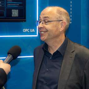 Andreas Röck, Senior Product Manager | Head of Technical Documentation bei Softing, im Interview mit der Roten Couch.