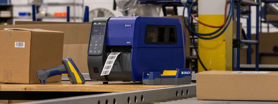 Der i6100-Etikettendrucker kombiniert hohe Druckgeschwindigkeit, robuste Bauweise und Materialvielfalt für zuverlässige Kennzeichnungsprozesse im industriellen Alltag.