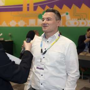 Alexander Gaubatz, Head of Product Management bei Escha, im Interview mit der Roten Couch!